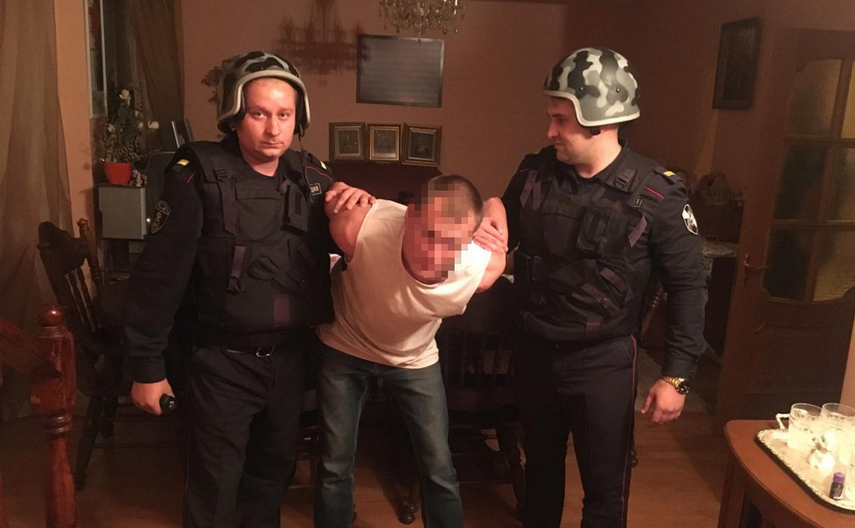В Новомосковске вор спрятался от росгвардейцев в оцепленном доме