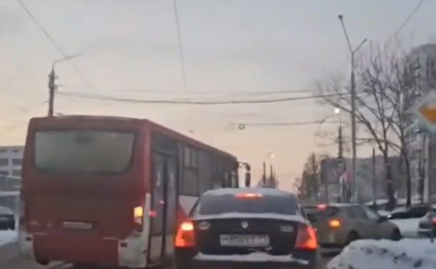В Туле водитель автобуса решил, что ему можно нарушить ПДД