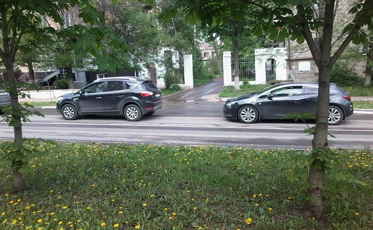Тульские автомобилисты не могут попасть в свой двор из-за дорожной разметки