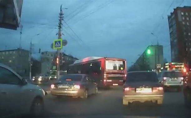 В Туле городской автобус грубо нарушил правила движения
