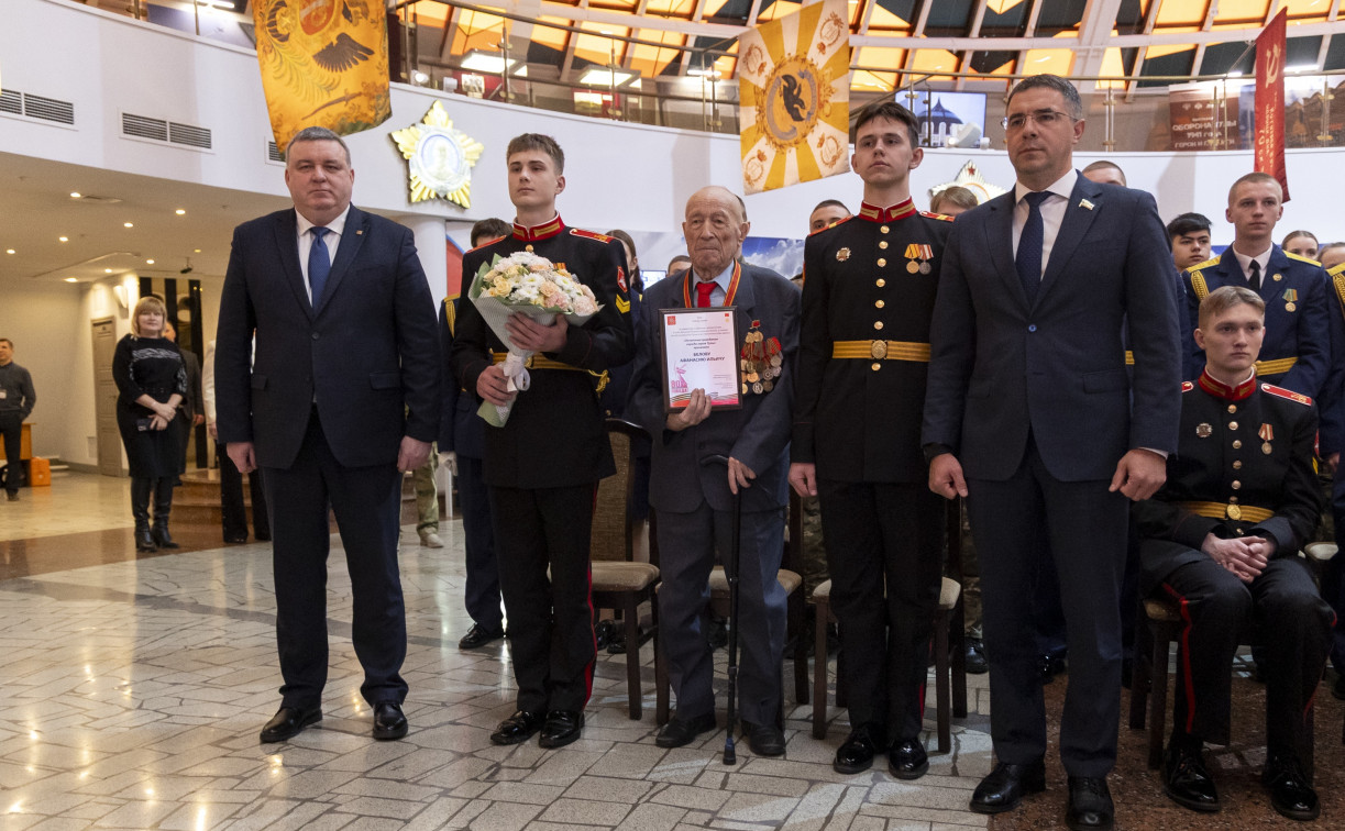 Алексей Эрк и Илья Беспалов вручили фронтовикам знаки почетного гражданина города-героя Тулы