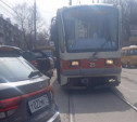 «Накажи автохама»: перекрывшего движение трамваев нарушителя увезли на эвакуаторе