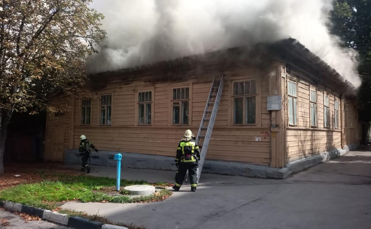 На пересечении улиц Гоголевской и Свободы загорелся жилой дом на 4 семьи