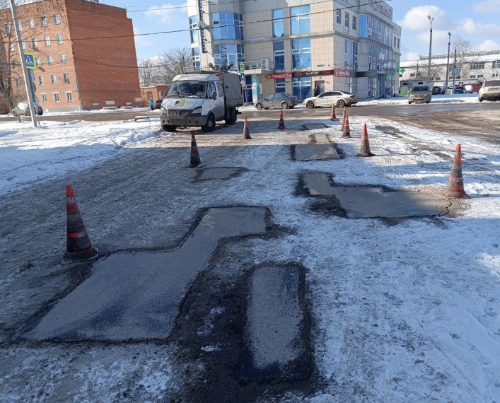 В Туле продолжается ямочный ремонт дорог и тротуаров