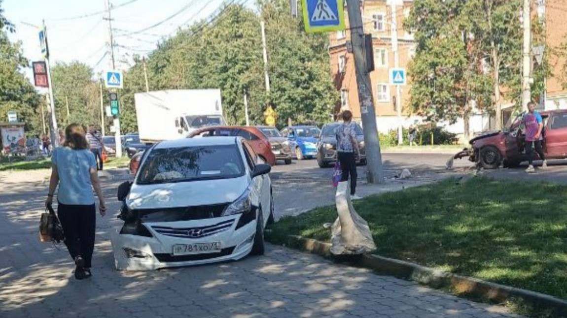 На Кирова Hyundai вылетел на тротуар после столкновения с Renault