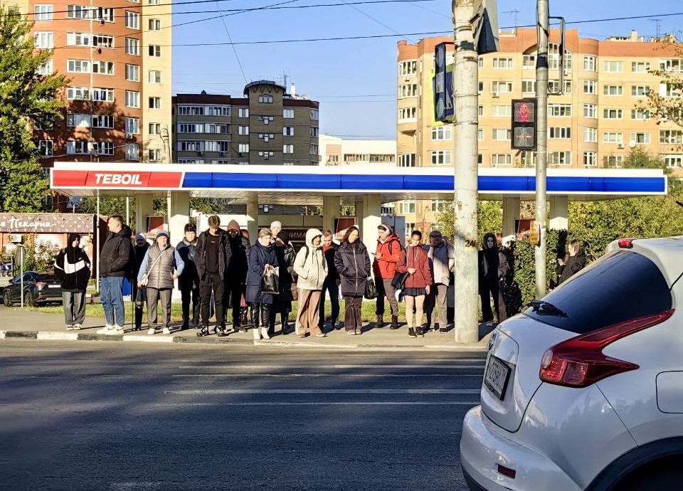 «Светофоры не сломались!»: тулякам объяснили причину очередей на переход проспекта Ленина 