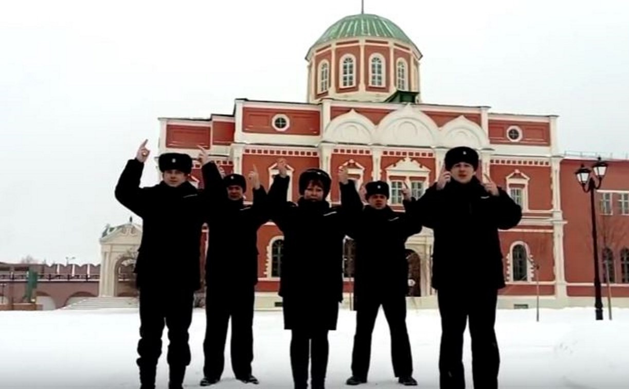 Тульские полицейские «спели» Российский гимн жестами