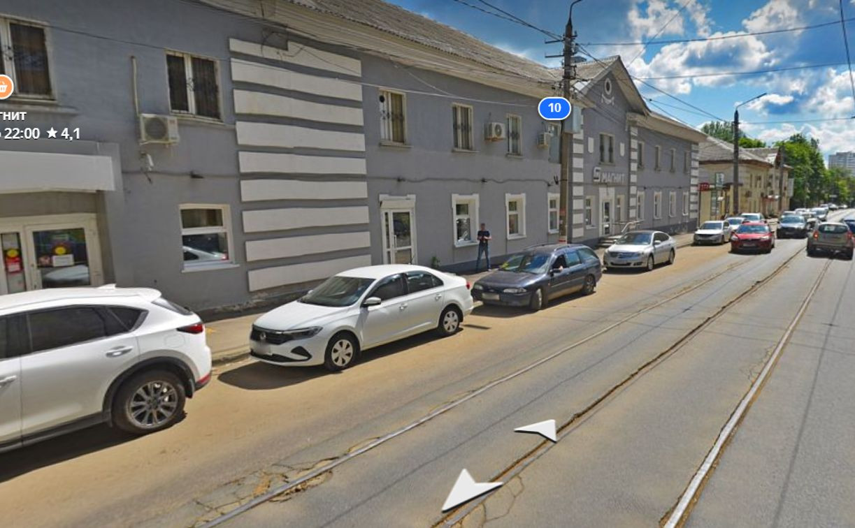 Остановившаяся на трамвайных путях легковушка спровоцировала пробку на ул. Михеева