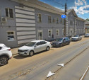 Остановившаяся на трамвайных путях легковушка спровоцировала пробку на ул. Михеева