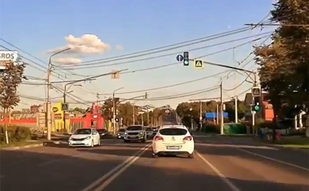 На ул. Октябрьской водитель заставил ждать, пока нарушит ПДД