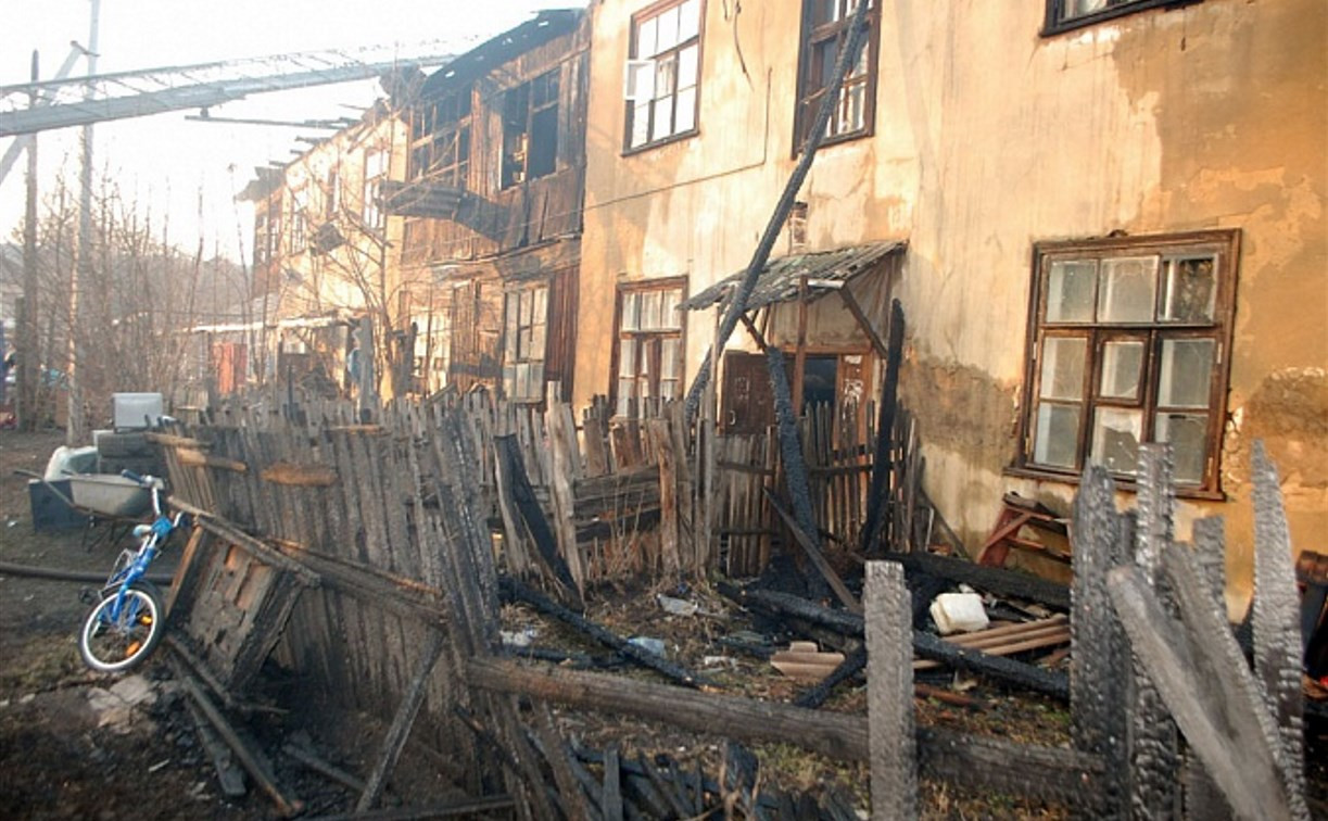 Пожар из-за пала травы уничтожил многоквартирный дом в Донском. Фоторепортаж