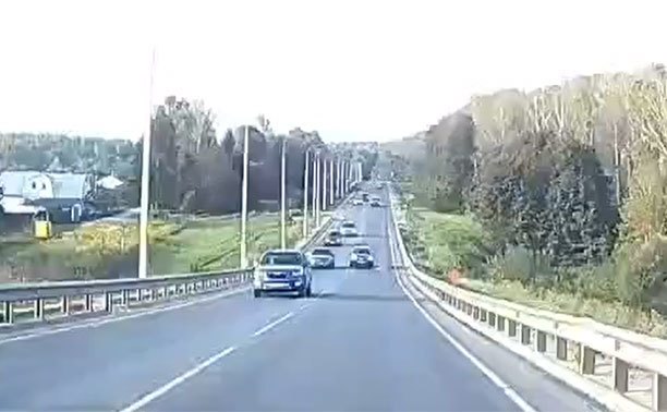 Под Тулой автомобилист пошел на рискованный обгон