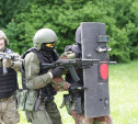 Тульские бойцы ОМОН и СОБР ликвидировали базу условных террористов: фоторепортаж