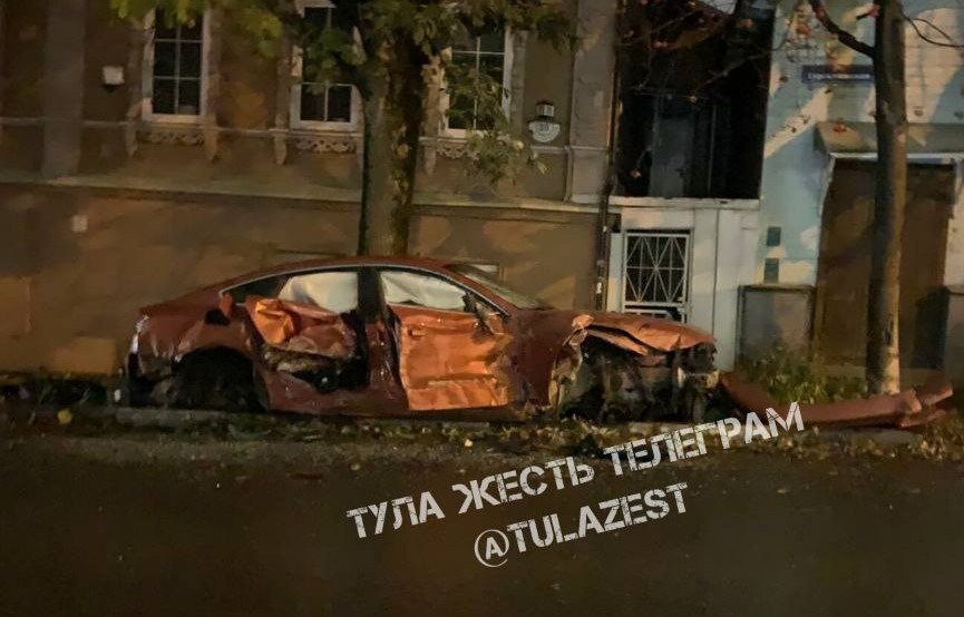 В центре Тулы ночью произошло жесткое ДТП с участием нескольких машин