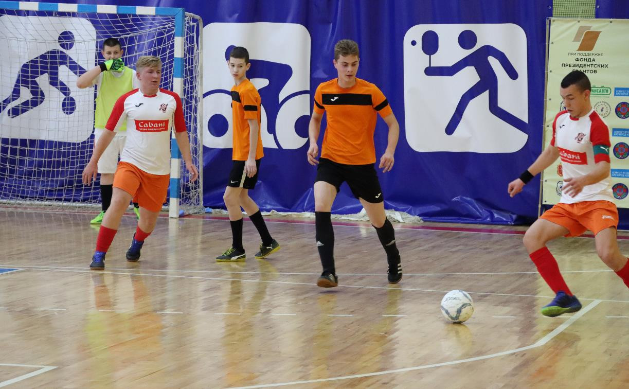 В Новомосковске стартовал межрегиональный турнир по мини-футболу