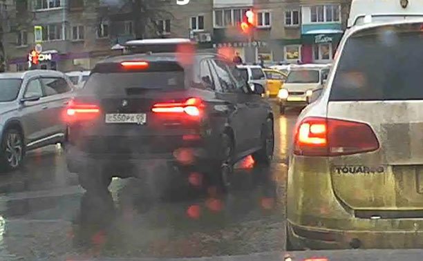 В Туле водитель BMW решил, что спешит больше скорой