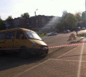 В Новомосковске в дыру в асфальте внезапно провалилась припаркованная маршрутка 