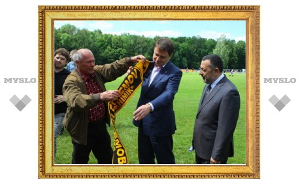 Губернатору подарили футбольный шарф