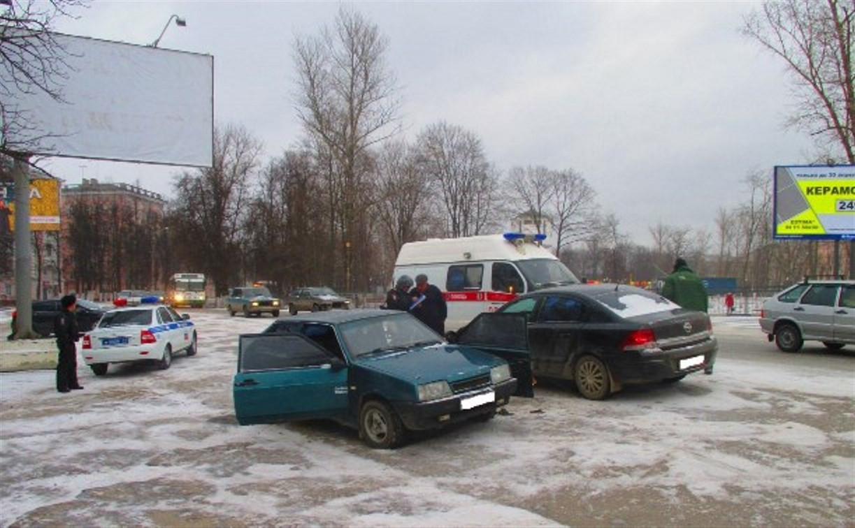 На улице Кирова водитель попал под колёса собственного авто