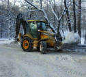 На территории «Медвенское» расчищают дороги от снега