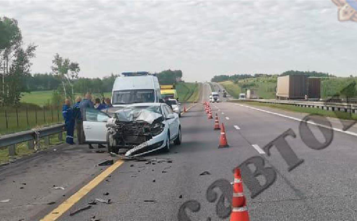На трассе М-4 Renault врезался в попутный грузовик: пострадали три человека