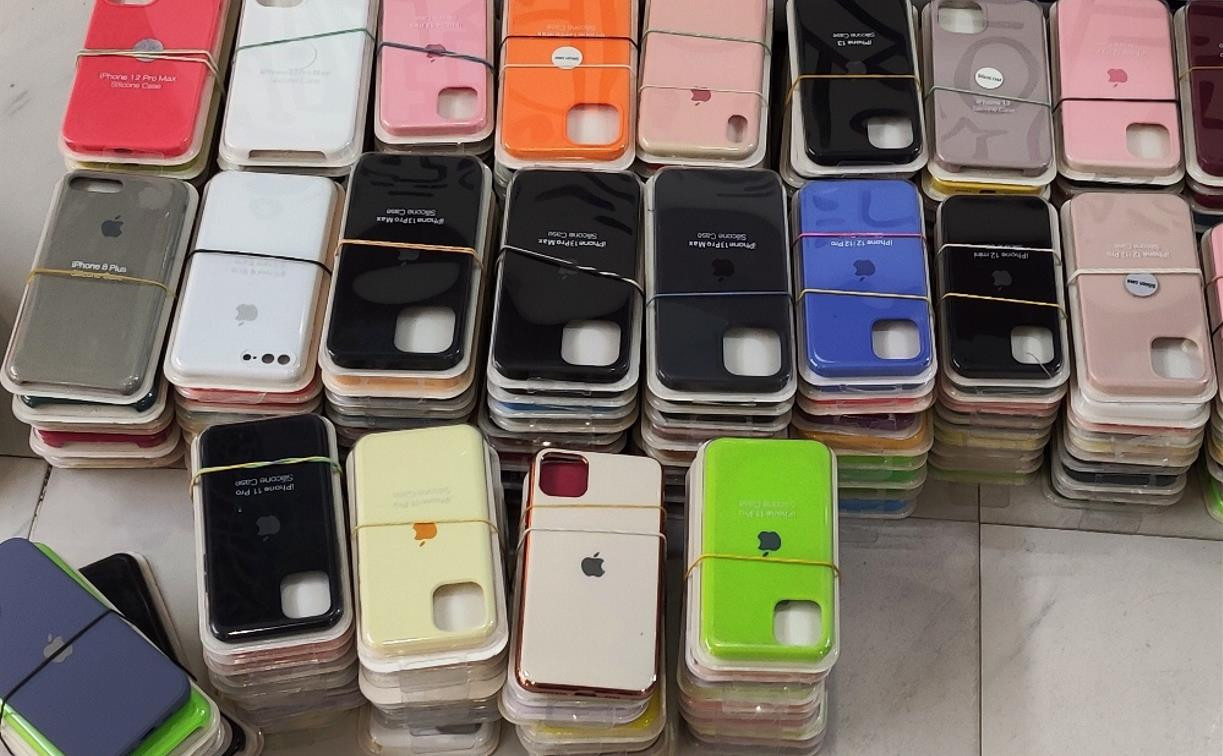 Чехлы для телефонов и наушники: в Туле таможня конфисковала контрафактный Apple