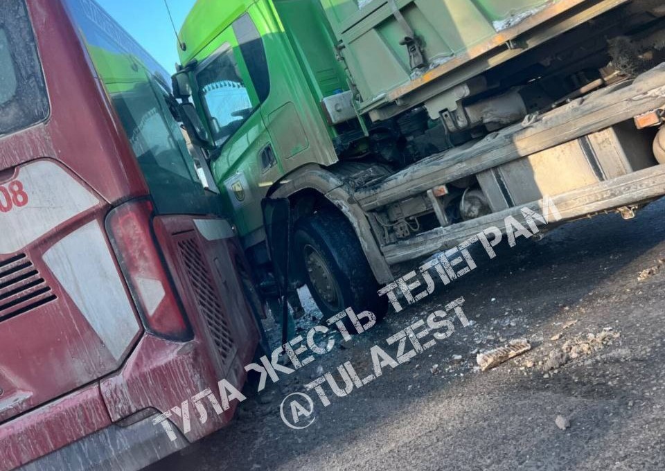 В Туле водитель самосвала протаранил пассажирский пазик