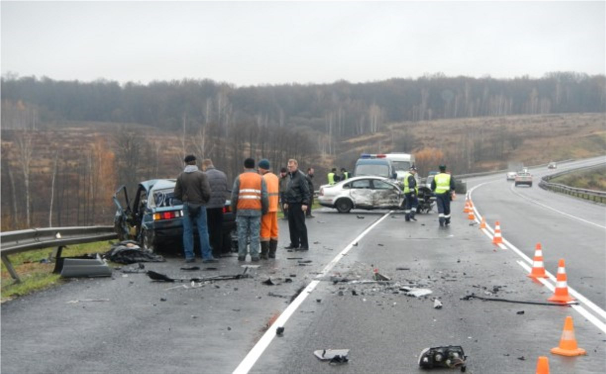 В столкновении двух «Фольксвагенов» на трассе М2 погибли два человека