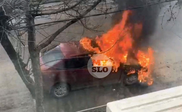 На ул. Карла Маркса в Туле загорелся автомобиль: видео