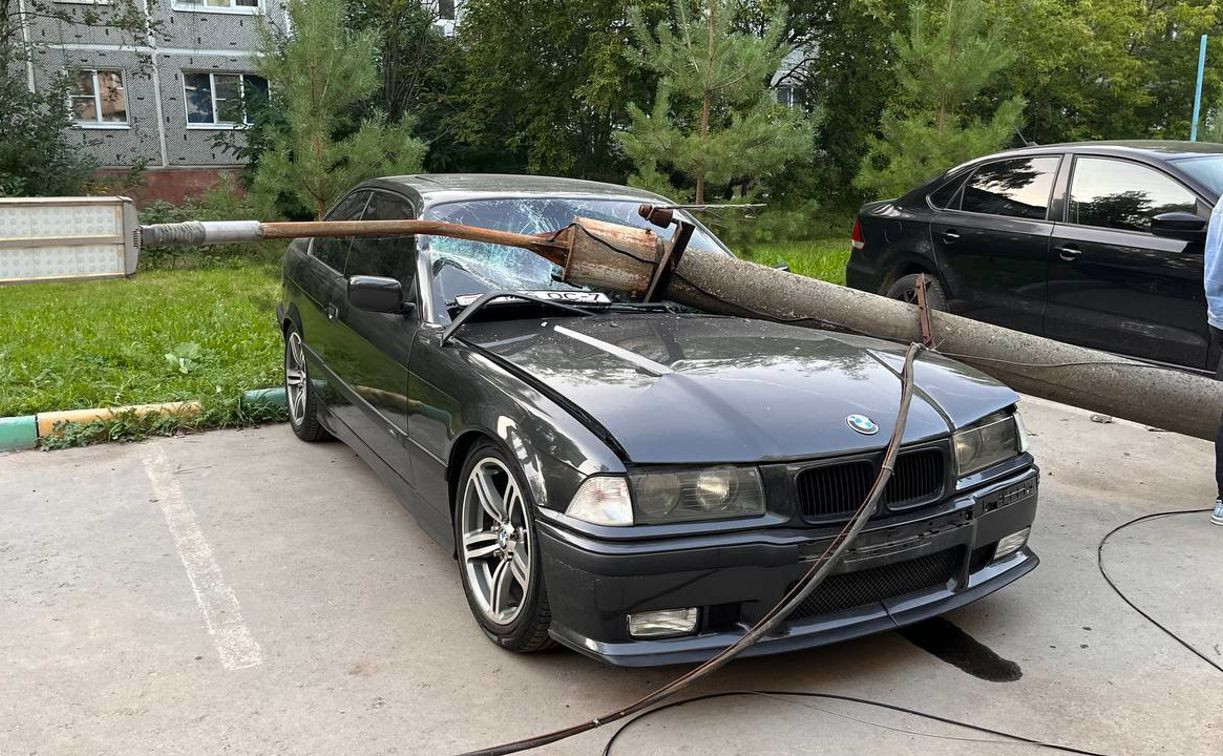 В Туле водитель самосвала снёс бетонный столб, который рухнул на припаркованную BMW