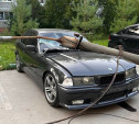 В Туле водитель самосвала снёс бетонный столб, который рухнул на припаркованную BMW