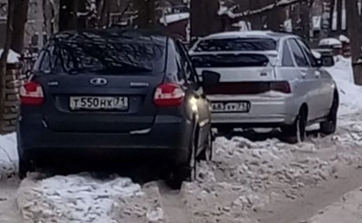 На ул. Щегловская Засека водители систематически паркуются на тротуаре