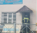На ул. Каминского в Туле в районе рынка загорелся старинный дом: улица перекрыта