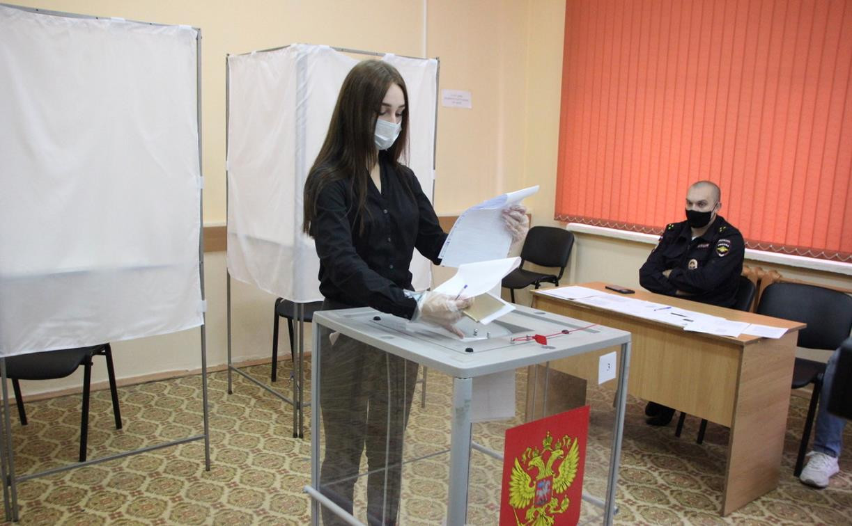 Впервые голосующих жителей областной столицы поздравили на участке «Тула студенческая»