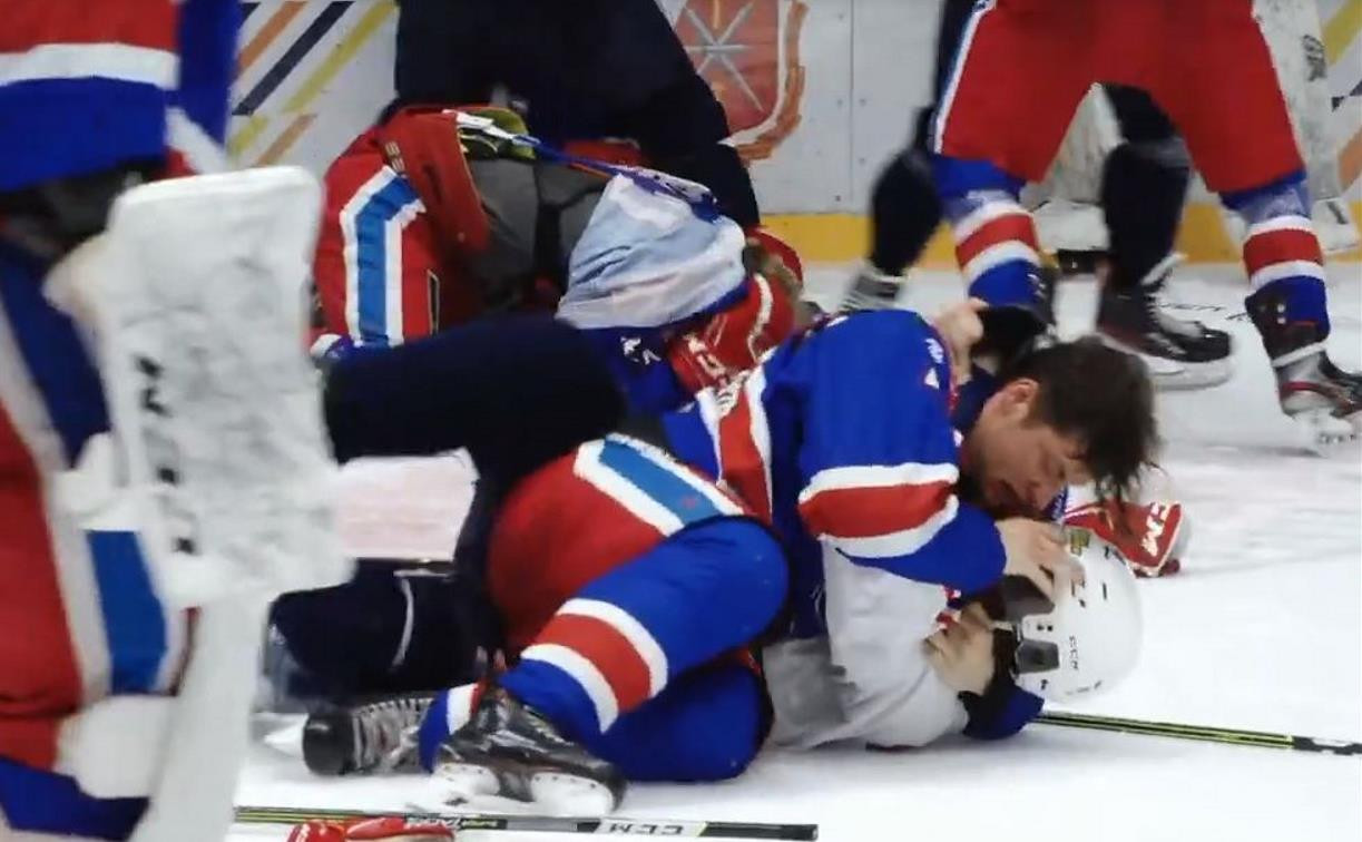 После матча в тульском Ледовом дворце хоккеисты устроили массовую драку на льду 