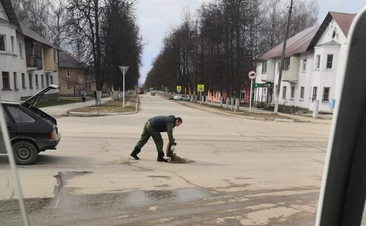 В Суворове мужчина самостоятельно ремонтирует дороги