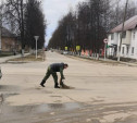 В Суворове мужчина самостоятельно ремонтирует дороги