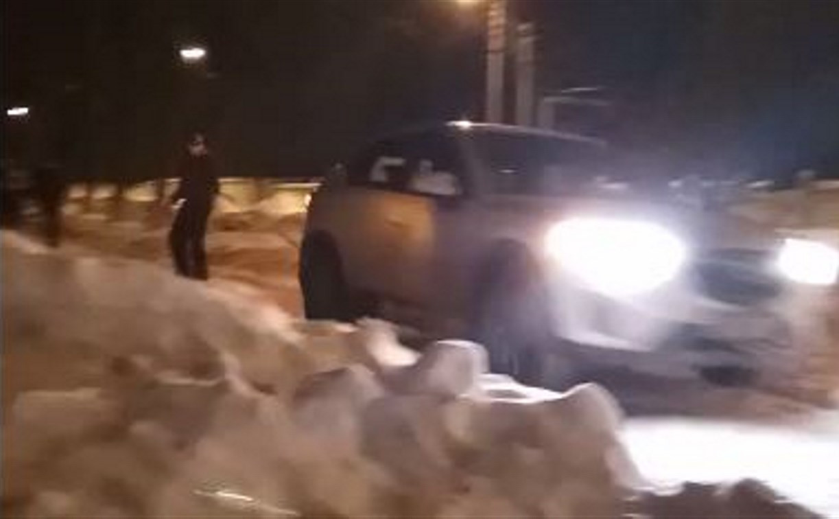В Алексине сноубордист устроил опасные покатушки с автомобилем