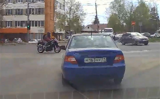 На ул. Рязанской мотоциклист опасно промчал на красный