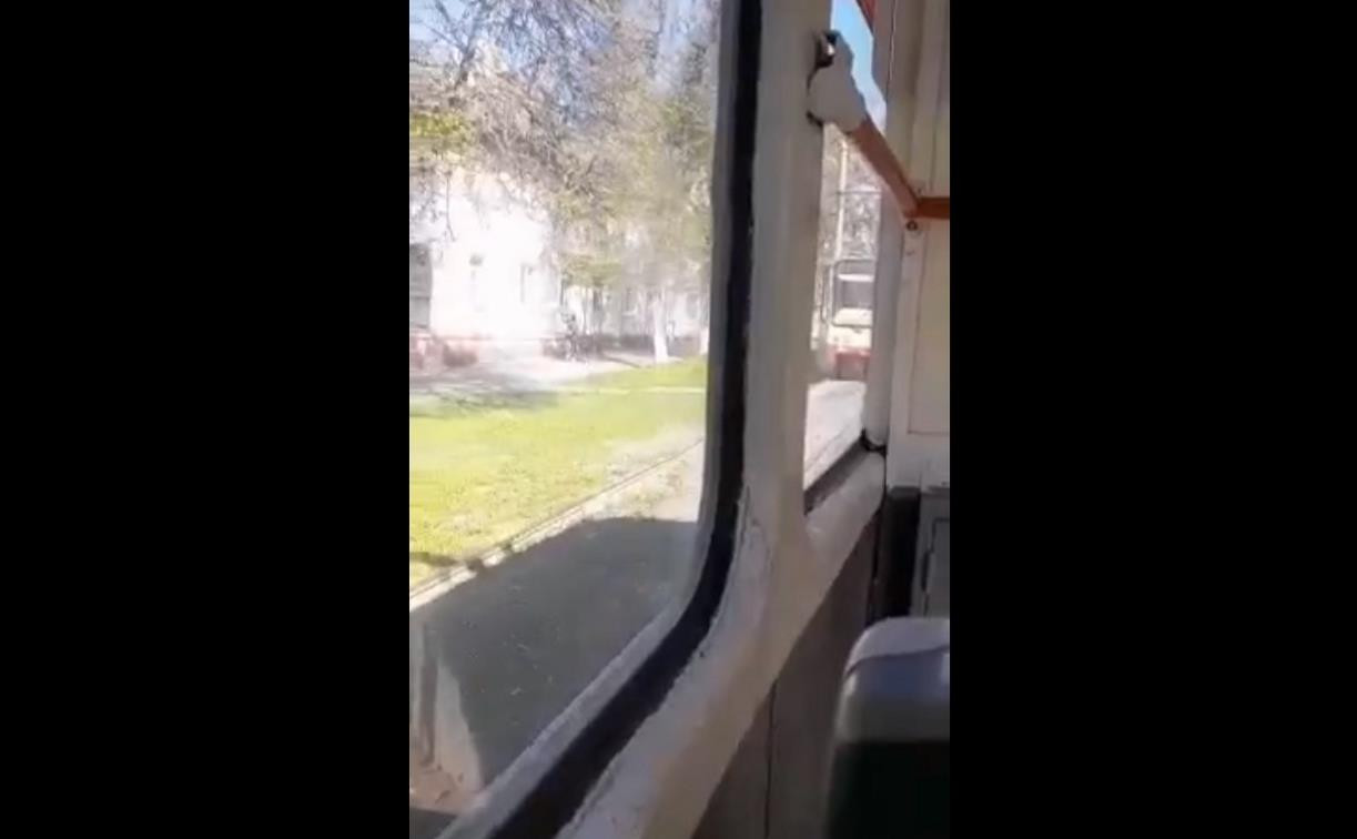 «Я качусь назад!»: В Криволучье трамвай внезапно поехал задом – видео