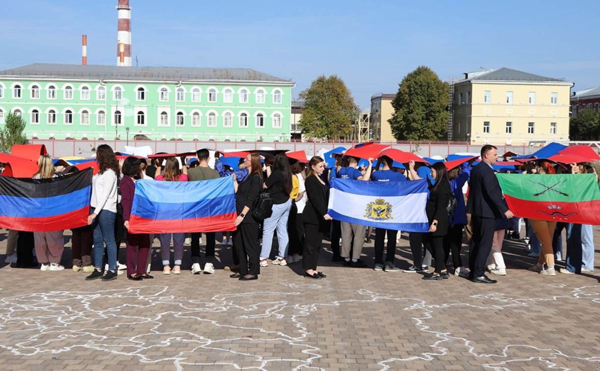 На Казанской набережной прошёл флэшмоб в честь воссоединения Донбасса с Россией