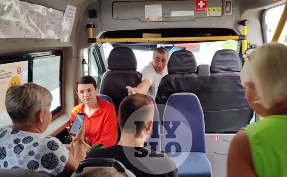 В Туле водитель маршрутки устроил скандал и отказался везти пассажиров: видео