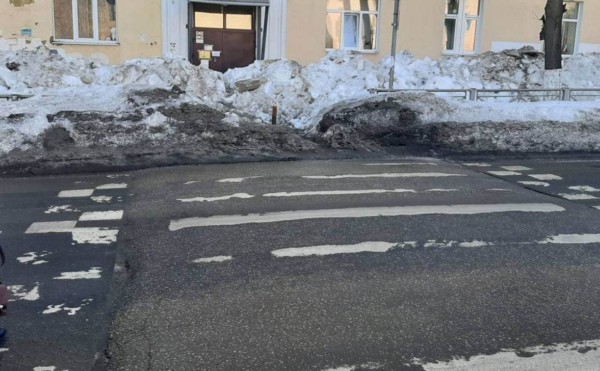 Пешеходный переход «в никуда»: тульские коммунальщики пообещали убрать сугроб с тротуара