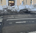 Пешеходный переход «в никуда»: тульские коммунальщики пообещали убрать сугроб с тротуара