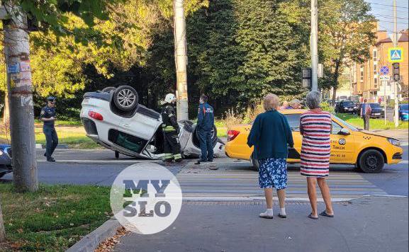 Автомобиль перевернулся в двойном ДТП на пересечении улиц Фрунзе и Демонстрации