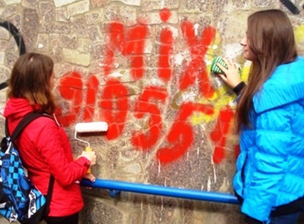 Волонтёры закрашивают рекламу наркотиков на фасадах