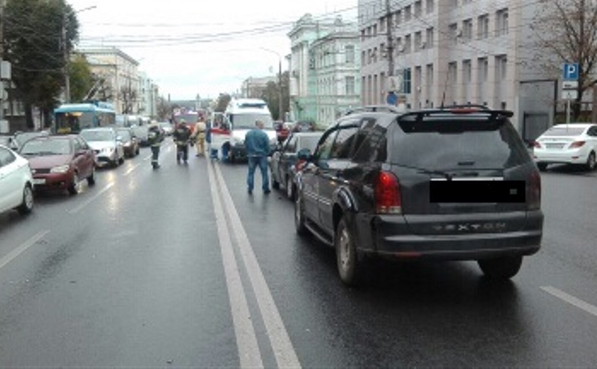 Тройное ДТП на проспекте Ленина в Туле: у легковушки оторвало колесо