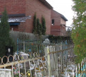 Дом у кладбища: В Туле дачу построили вплотную к могильным оградам