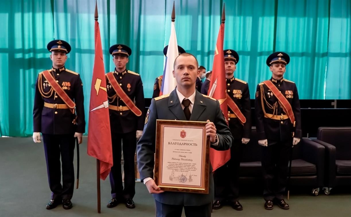 Алексей Дюмин наградил сотрудника МЧС, который спас трех человек в Алексине