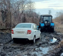 В Тульской области на размытой дороге застряли грейдер, трактор и легковушка 